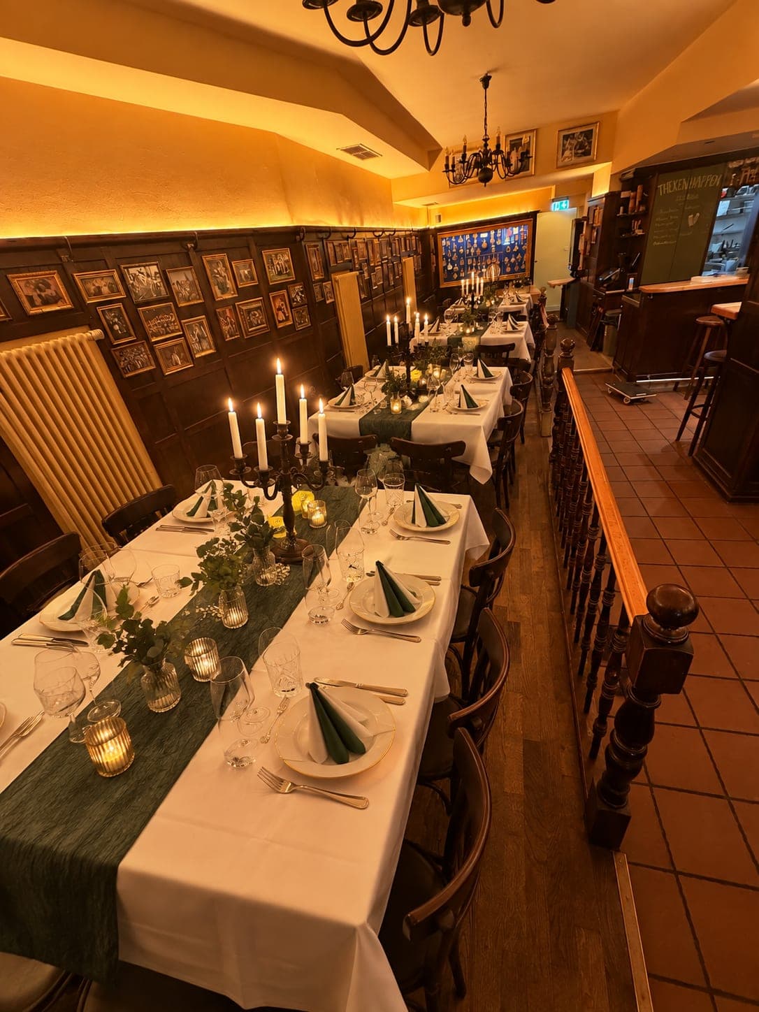 Festlich gedeckte Tafel im Gasthaus zum Jan