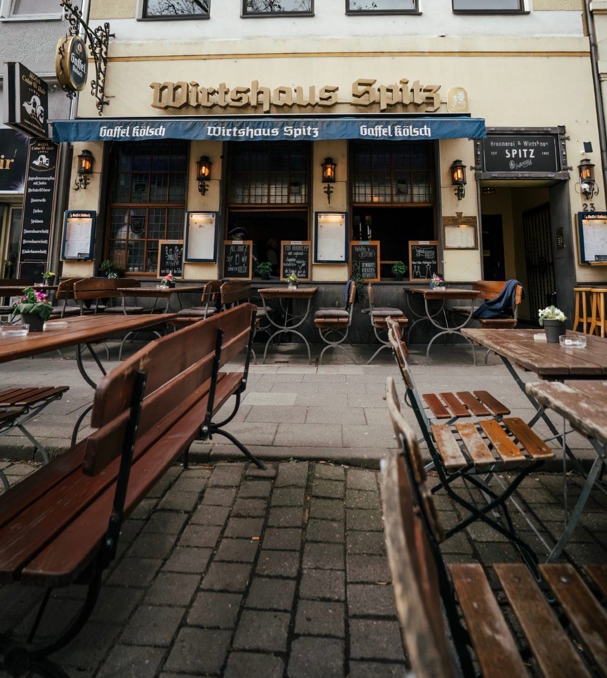 Fassade und Terrasse des Wirtshaus Spitz