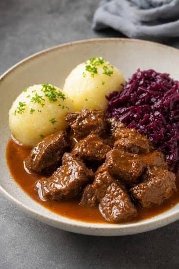 Rindergulasch mit Klößen und Rotkohl