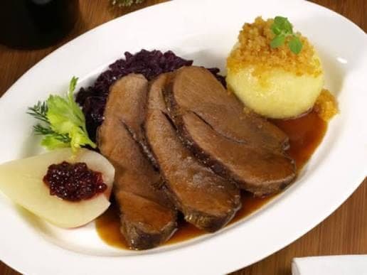 Sauerbraten mit Kloß, Rotkohl und Birne