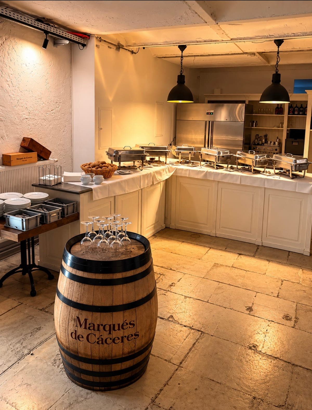 Aufgebautes Buffet mit Warmhaltebehältern in der Malzfabrik